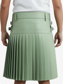 Kilt en cuir plissé vert clair avec passants de ceinture et sangles latérales