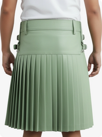 Kilt en cuir plissé vert clair avec passants de ceinture et sangles latérales