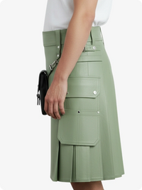 Kilt en cuir plissé vert clair avec passants de ceinture et sangles latérales