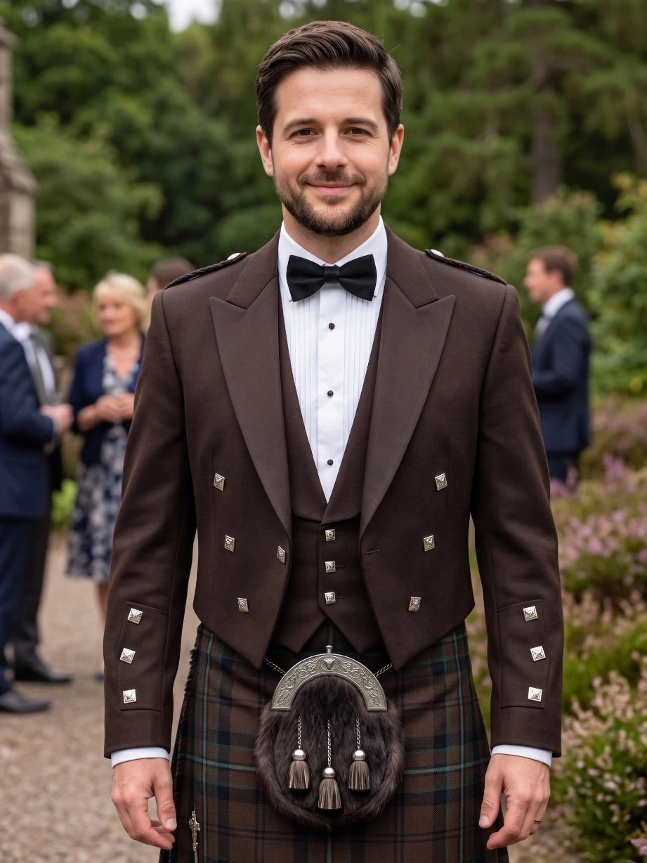 Veste Kilt Prince Charlie Marron avec Revers en Satin et Boutons Carrés Argent