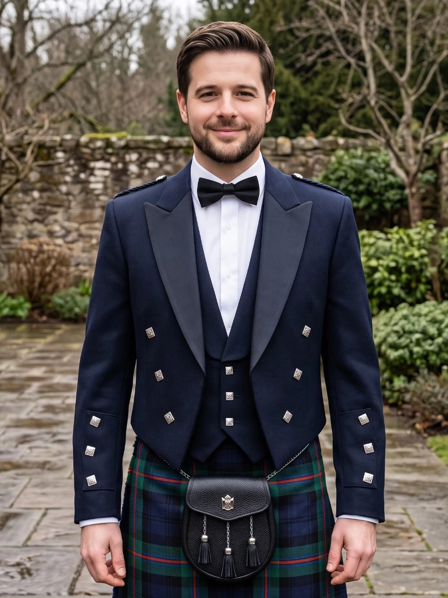 Veste Kilt Prince Charlie Bleu Marine avec Revers en Satin et Boutons Carrés Argentés