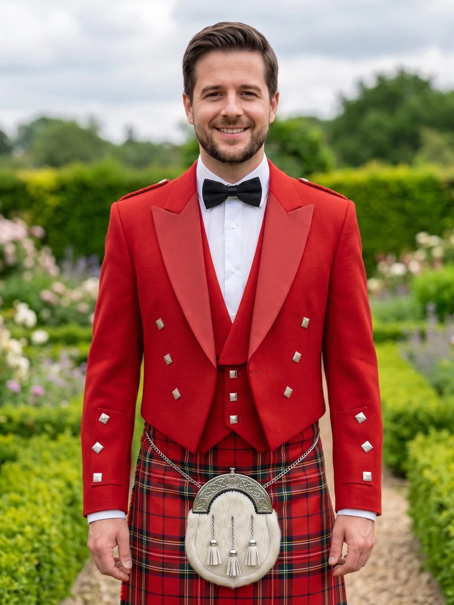 Veste Kilt Prince Charlie Rouge avec Revers Satinés et Boutons Carrés Argentés