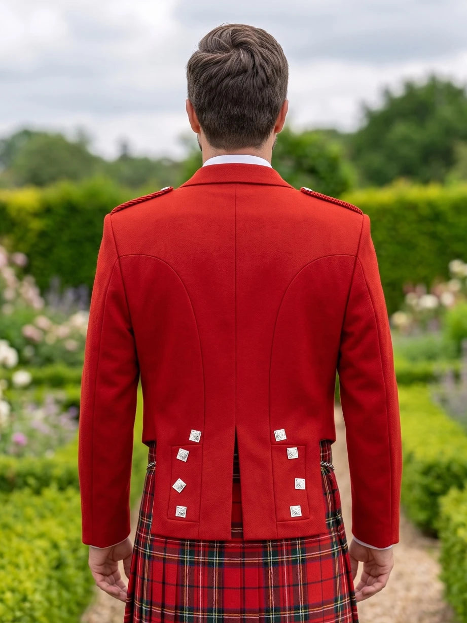 Veste Kilt Prince Charlie Rouge avec Revers Satinés et Boutons Carrés Argentés