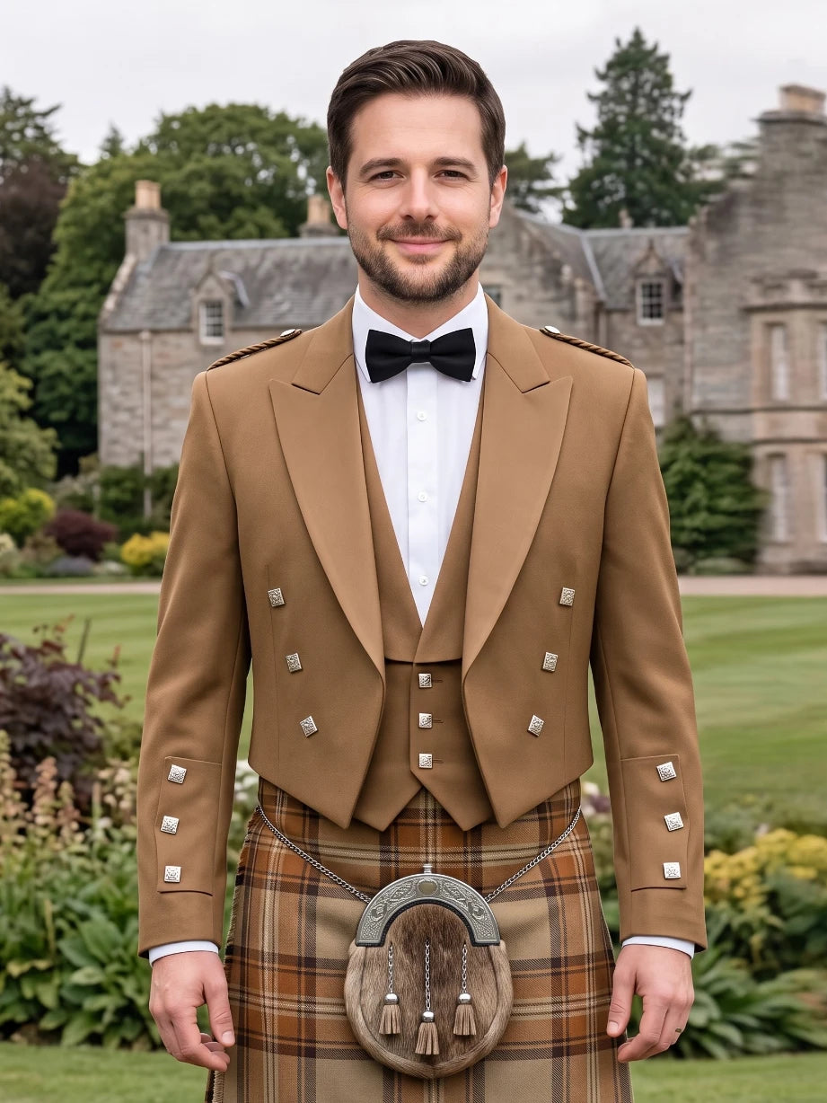 Veste Prince Charlie Couleur Tan avec Revers en Satin et Boutons Carrés Argentés