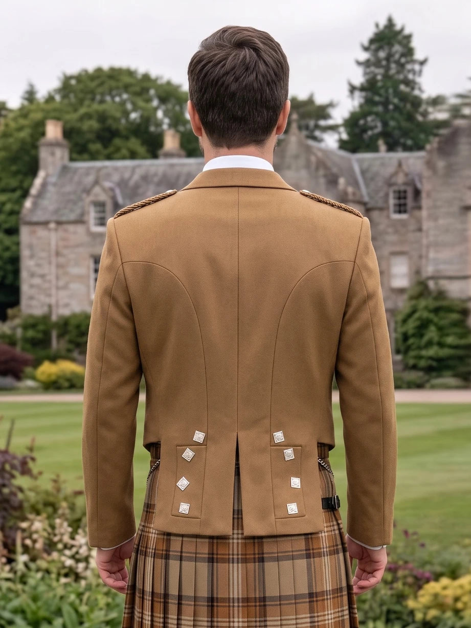 Veste Prince Charlie Couleur Tan avec Revers en Satin et Boutons Carrés Argentés