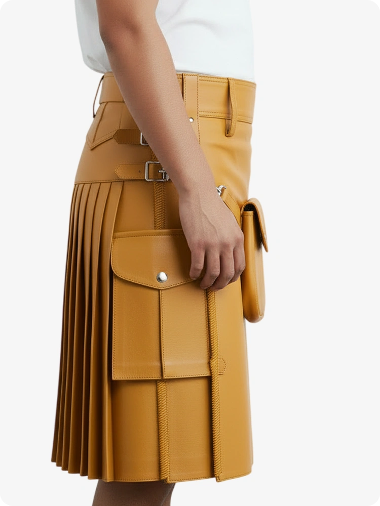 Kilt en cuir plissé jaune moutarde avec passants de ceinture et sangles latérales