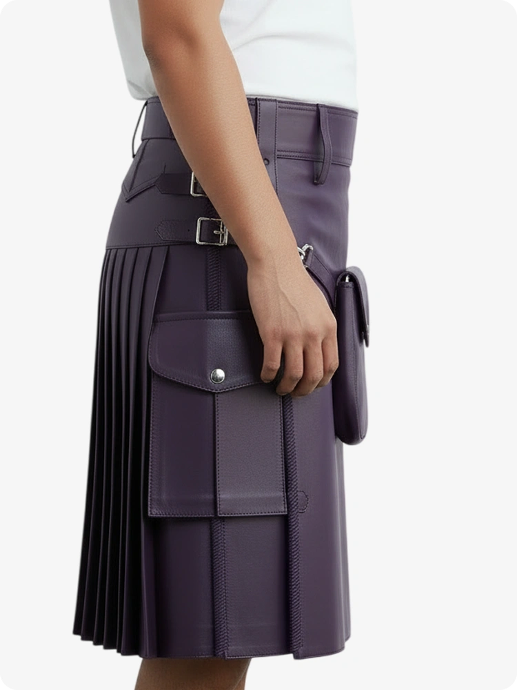 Kilt en cuir plissé violet avec passants de ceinture et sangles latérales