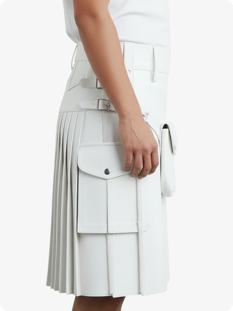 Kilt en cuir plissé blanc avec passants de ceinture et sangles latérales